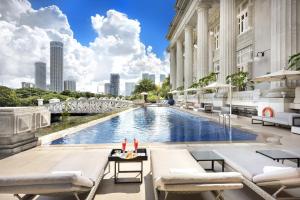 新加坡The Fullerton Hotel Singapore的一座建筑物中央的游泳池