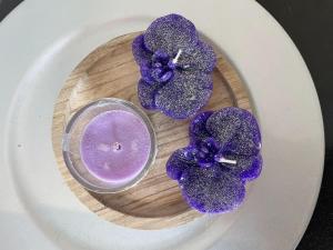 蒙多维Le Ghie的紫色蜡烛和紫色花的盘子