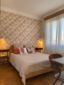 马赛Appart 60 m2 avec terrasse 35m2 séjour sud et 2 vraies chambres gare Saint-Charles的一间卧室设有一张大床和墙壁