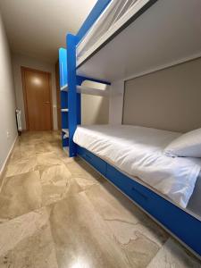 加瓦DOLCE GAVA的一间带两张双层床的卧室,铺有瓷砖地板。