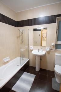 斯利马Venus Apartment的一间带水槽、浴缸和卫生间的浴室