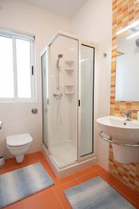 斯利马Venus Apartment的带淋浴、卫生间和盥洗盆的浴室