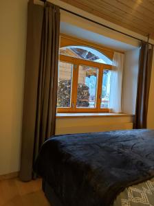 圣尼克劳斯Appartement in St. Niklaus的一间卧室设有一张床和一个窗口
