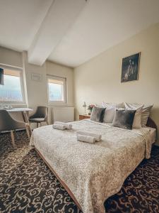 帕内韦日斯佩瓦匝酒店的一间卧室配有一张大床和两条毛巾