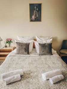 帕内韦日斯佩瓦匝酒店的一间卧室配有一张带两个枕头的床
