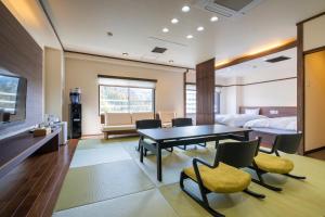嬉野市向阳阁日式旅馆的配有桌椅和床的房间