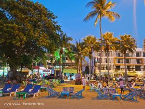 乔木提恩海滩Mandala Beach Villa Jomtiean的海滩上的一组椅子和棕榈树