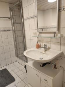 圣尼克劳斯Appartement in St. Niklaus的白色的浴室设有水槽和淋浴。