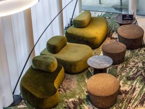 伦敦诺富特伦敦帕丁顿酒店的一群奥斯曼式椅子和桌子