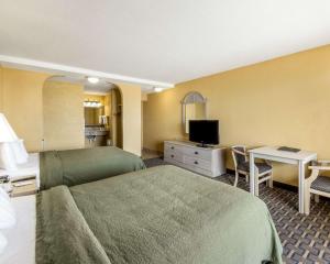 科珀斯克里斯蒂科珀斯克里斯蒂品质酒店及套房的配有一张床和一张书桌的酒店客房