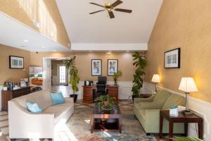 卡罗尔顿卡罗尔顿品质酒店的带沙发和吊扇的客厅