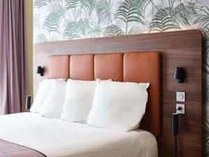 波尔多波尔多中心品质酒店的一间卧室配有一张白色床和橙色床头板