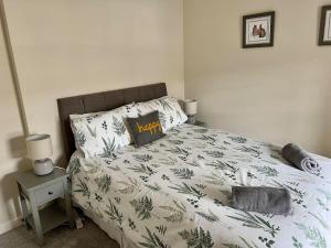 珀斯Historic Unique Castle Apartment in Central Perth的一间卧室配有一张带绿色和白色棉被的床