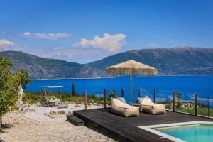 MatsoukátaVilla Bolios Sea view Private Pool的一个带椅子和遮阳伞的庭院和一个游泳池