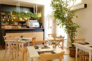 纳维廖河畔特雷扎诺Hotel Motel 2000的一间设有桌椅的餐厅,种植了植物