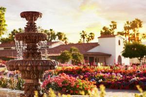 拉昆塔La Quinta Resort & Club, Curio Collection的花园中的一个喷泉