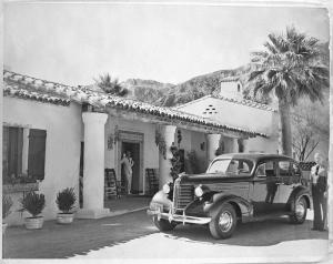 拉昆塔La Quinta Resort & Club, Curio Collection的停在房子前面的旧车