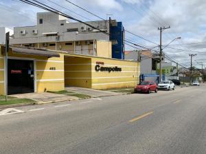索罗卡巴Hotel Campolim的街道边的黄色建筑