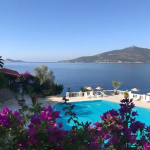 卡尔坎帕塔拉王子度假酒店 - 特殊类别的享有游泳池的景色,背景是大海