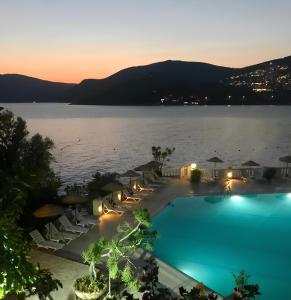 卡尔坎帕塔拉王子度假酒店 - 特殊类别的游泳池,晚上享有湖景