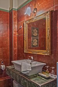 卡兰巴卡杜普尼豪斯酒店的一间带水槽和镜子的浴室