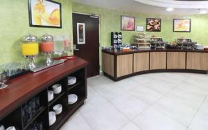 蒙特雷Wyndham Garden Monterrey Aeropuerto的餐厅设有吧台,供应饮品和食品