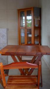 戈亚斯州上帕莱索Chalés Carrara的木餐桌,带长凳和门