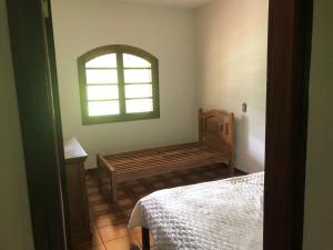 皮尼亚尔齐纽Sitio的一间卧室设有一张床和一个窗口