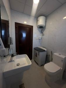达曼الساعه 60 الفندقيه的浴室配有白色卫生间和盥洗盆。