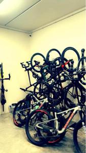 菲纳莱利古雷Hotel Garibaldi的停放在车库里的一群自行车