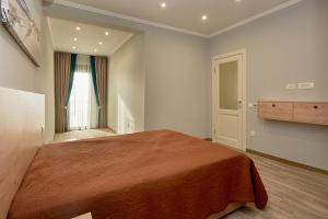 布德瓦Sunbreeze Delux Vilas的一间卧室设有一张大床和一个窗户。