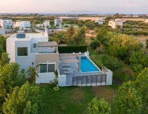 蒂加基Xenos Villa 1的享有带游泳池的房屋的空中景致