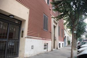 罗马Locazione Turistica- Maxxi loft的街道旁人行道上的建筑物