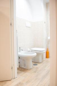 罗马Locazione Turistica- Maxxi loft的白色的浴室设有卫生间和水槽。