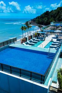 若昂佩索阿卡博布兰科阿特兰蒂克酒店的享有海滩景致的游泳池