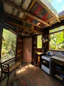 弗洛里亚诺波利斯Casa Barco Campeche的一间带炉灶的厨房和一张长凳