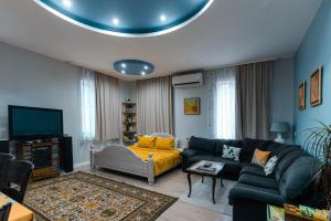 大特尔诺沃Luxury Studio for 3 persons, near Carevec, Veliko Tarnovo的带沙发和电视的客厅