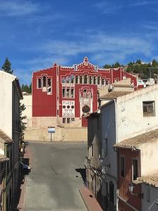 卡拉瓦卡·德·拉·克鲁斯Casa para relajarse, con vistas.的一座位于城市中心的红色大建筑