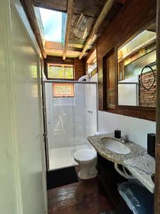弗洛里亚诺波利斯Casa Barco Campeche的浴室配有卫生间、淋浴和盥洗盆。