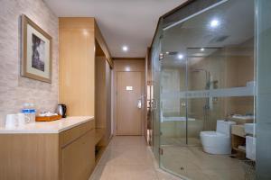 厦门厦门舒悦酒店的一间带玻璃淋浴和卫生间的浴室
