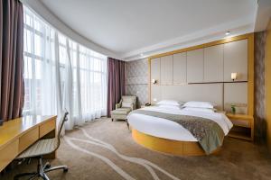 厦门厦门舒悦酒店的酒店客房设有一张大床和一张书桌。