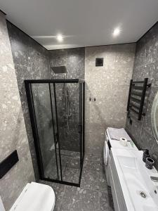 波尔塔瓦Fancy appartment的带淋浴、卫生间和盥洗盆的浴室