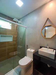 马拉戈日Flats Marina Maragogi的浴室配有卫生间、盥洗盆和淋浴。