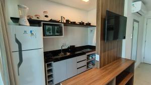 马塞约RN Studio Premium的带冰箱的厨房和平面电视。