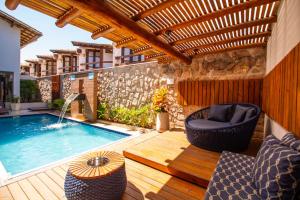 塞古罗港贝姆布拉森酒店的一个带游泳池和木甲板的庭院