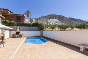 杜尔卡尔Casa Vistas del Valle的一座游泳池位于一座带房子的庭院的中央