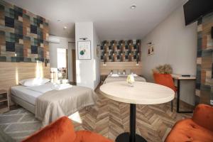 热舒夫珀洛尼亚酒店的卧室配有一张床和一张桌子及椅子