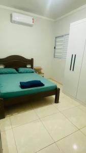 特雷斯拉瓜斯Casa de Esquina, em Avenida Principal的一间白色客房内的床铺卧室