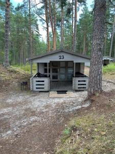 Valgeranna瓦尔基拉普柯瑟库思露营地的树林里的一个有号码的房子