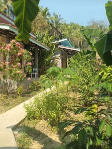 库德岛Chom Suan Farmstay的花园中的房子
